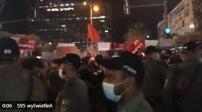 [Niewielkie zamieszanie na demonstracji w Tel Awiwie, kiedy protestujcy konfrontuj policj, krzyczc Iyad i wykrzykujc przeciwko “brutalnym glinom”]