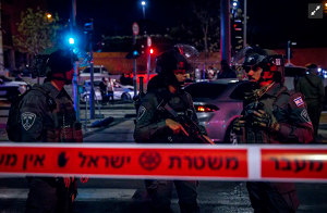 Izraelskie siły bezpieczeństwa i siły ratownicze na miejscu zamachu w Neve Jaakov, Jerozolima, 27 stycznia 2023 r. (źródło: OLIVIER FITOUSSI/FLASH90)