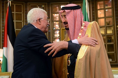 Arabia Saudyjska i wikszo krajów arabskich maj wyranie do powtarzajcych si prób Palestyczyków szantaowania ich i wymuszania pienidzy. Na zdjciu: prezydent Autonomii Palestyskiej Mahmoud Abbas obejmuje saudyjskiego króla Salmana bin Abdul Aziz Al Sauda w Rijadzie, 30 grudnia 2015. (Zdjcie: Thaer Ghanaim/Palestinian Press Office via Getty Images)