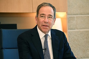 Ambasador USA w Izraelu, Thomas Nides, w swoim gabinecie, październik 2022. Zdjęcie: David Azagury/U.S. Embassy Jerusalem.