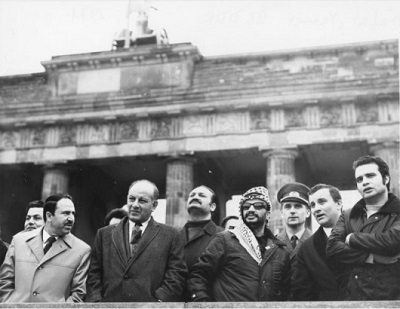 Jaser Arafat i delegacja OWP przy Bramie Brandenburskiej w Berlinie Wschodnim, 2 listopada 1971. Klaus Franke / German Federal Archive.