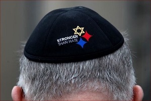 Czowiek w jarmuce z napisem „Silniejszy ni nienawi” przed synagog Drzewo ycia w Pittsburghu, gdzie w 2018 roku doszo do masakry 11 ydów.
