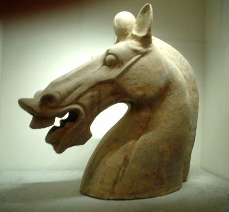 Terakotowa gowa konia, Chiny, czasy dynastii Han, ok. 1-2 stulecie n.e., domena publiczna, PHG, Wikipedia