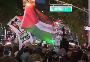 Antyizraelscy protestujcy zaoyli obozowisko na kampusie Uniwersytetu Columbia w Nowym Jorku 22 kwietnia 2024 r. ródo: zrzut z ekranu wideo.