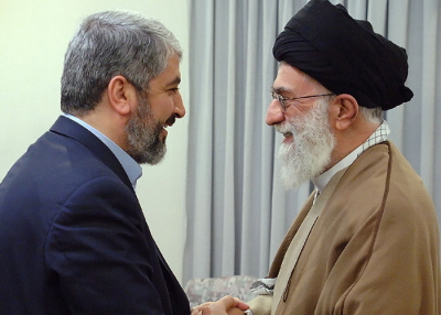 Iran przekazywa pienidze Hamasowi, poniewa ugrupowanie terrorystyczne podzielao denie Iranu do zniszczenia Izraela i zastpienia go islamskim imperium. Stosunki pomidzy Iranem a Hamasem zaamay si kilka lat temu, gdy przywódcy Hamasu odmówili wsparcia dla popieranego przez Iran syryjskiego dyktatora Baszara Asada. Na zdjciu powyej: przywódca Hamasu Chaled Maszaal (z lewej) naradza si z iraskim „Najwyszym Przywódc” Alim Chameneim w 2010 roku (ródo: Urzd Najwyszego Przywódcy)