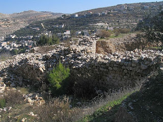 Zrujnowane mury twierdzy Betar, ostatniego bastionu Bar Kochby