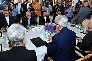 Administracja Bidena siedzi bezczynnie, podczas gdy rządzący w Iranie mułłowie kontynuują realizację programu nuklearnego. Międzynarodowa Agencja Energii Atomowej ogłosiła w zeszłym miesiącu, że Iran ma teraz wystarczająco dużo wzbogaconego uranu, aby zbudować bombę atomową. Na zdjęciu John Kerry z irańskim ministrem spraw zagranicznych Zarifem w lipcu 2014 (Źródło: Wikipedia)