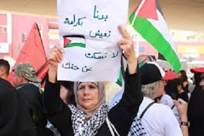 Palestynka trzyma plakat z napisem: „Chcemy ycia w godnoci, nie milcz na temat twoich praw”. 19 lipca 2019 (Zdjcie: MEE/Ahmed Abou Salem)