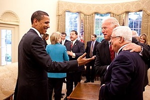 Wieczny „prezydent” Mahmoud Abbas, b. prezydent Barack Obama i ówczesny wiceprezydent Biden (Źródło: Wikipedia)