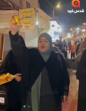 Palestyńskie wideo pokazujące uszczęśliwioną matkę mordercy Żydów, która rozdaje słodycze.