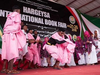 Artyści zabawiają gości na Międzynarodowych Targach Książki w Hargeisa, Somaliland, 21 lipca 2018 r. Mustafa Saeed/AFP/Getty Images