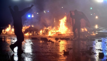 Anarchici i antyglobalici wypowiadaj si za silnym pastwem opiekuczym i przeciw obrzydliwemu konsumeryzmowi.