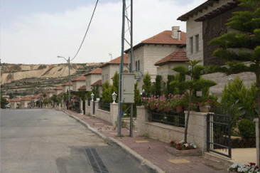 Luksus i przywileje w tak zwanej “dzielnicy dyplomatycznej” Ramallah, zarezerwowanej dla wewnętrznego kręgu władców Autonomii Palestyńskiej. Podpis w doniesieniu AP brzmi: “Ogrodzona dzielnica willi z dobrze utrzymanymi ogródkami… może wyjaśnić, dlaczego Palestyńczycy niemal powszechnie uważają, że w rządzie prezydenta Mahmouda Abbasa panuje korupcja”. (AP Photo/Nasser Nasser)\