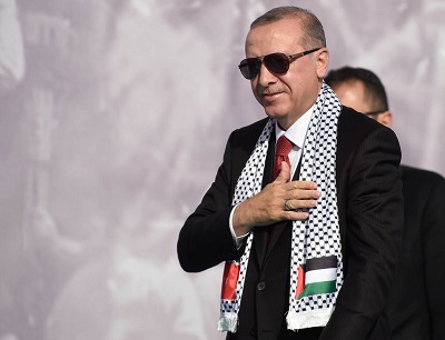 Jest tylko jedno przesanie z niedawnego spotkania midzy tureckim prezydentem Recepem Tayyip Erdoganem a przywódc Hamasu, Ismailem Hanij, w trakcie tygodnia, kiedy Hamas wielokrotnie wzywa do zniszczenia Izraela: Turcja popiera Hamas, jego agend i ideologi. Na zdjciu: Erdogan na antyizraelskim wiecu, paraduje w szaliku z flagami Turcji i Autonomii Palestyskiej, 18 maja 2018 r. w Stambule. Zdjcie: Getty Images)
