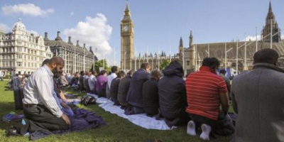 Muzumanie uczestniczcy w pierwszej w historii wspólnej modlitwie pitkowej na Westminster's Parliament Square w padzierniku ubiegego roku 