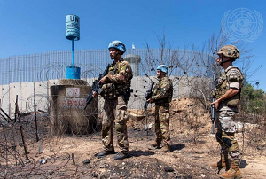 onierze si pokojowych z Woch sucy w Tymczasowych Siach ONZ w Libanie (UNIFIL) podczas patrolu pieszego z libaskimi siami zbrojnymi wzdu Bkitnej Linii w poudniowym Libanie, 11 lipca 2024 r. ródo: UN Photo.