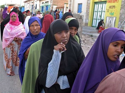 Kobiety czekaj w kolejce do gosowania w Hargeisa, stolicy Somalilandu, 26 czerwca 2010 r. Ali Musa/AFP/Getty Images