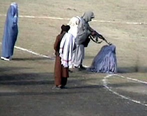 Dżihadystów na całym świecie zachęci, wzmocni i ośmieli postrzegana klęska USA zadana przez Taliban, którą rozgłasza Al-Kaida od dnia ogłoszenia przez Bidena decyzji o wycofaniu się z Afganistanu. Na zdjęciu: Egzekucja matki pięciorga dzieci pod rządami Talibów. Żródło: Wikipedia. 
