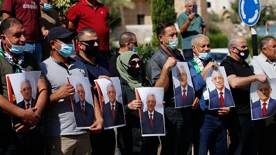 Palestyczycy ze zdjciami dyktatora Autonomii Palestyskiej na wiecu dla poparcia dyktatora AP.  27 wrzenia 2020. Zdjcie: Nasser Ishtayeh/Flash90.