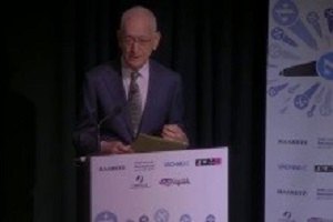 Amos Schocken przemawia na konferencji „Izrael po 7 padziernika: sojusznicy czy sami?” w Londynie, 27 padziernika 2024 r. ródo: YouTube/Haaretz.
