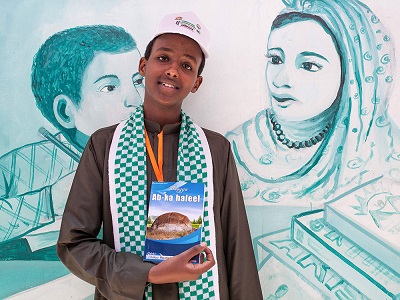 16-letni Abdishakur Mohamed, młody autor z Somalilandu, trzyma egzemplarz swojej książki 21 lipca 2018 r. na międzynarodowych targach książki w Hargeisa, stolicy Somalilandu. Na pierwszych targach w 2008 r. organizatorzy wystawili zaledwie garść książek pożyczonych od przyjaciół i ściągnęli tylko 200 odwiedzających. Dziesięć lat później literatura zajmuje znaczące miejsce w kulturze Somalilandu.  Mustafa Saeed/AFP/Getty Images