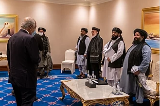 Specjalny wysłannik USA Zalmay Khalilzad (po lewej) na spotkaniu z delegacją talibów  w Doha 21 listopada 2019r. (Żródło: Wikipedia) 