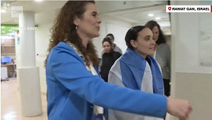 Uwolnione w ubiegym, tygodniu zakadniczki w Centrum Medycznym Szeba w Ramat Gan po przylocie helikopterem z Gazy, gdzie byy przetrzymywane od czasu ludobójczego ataku Hamasu z 7 padziernika 2023 r.. (Zrzut z ekranu wideo)
