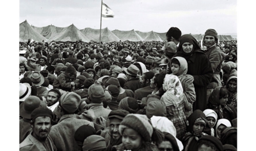 Żydowscy uchodźcy z krajów arabskich w obozie przejściowym - w przeciwieństwie do Arabów palestyńskich w krajach arabskich, już dawno w nich nie mieszkają...