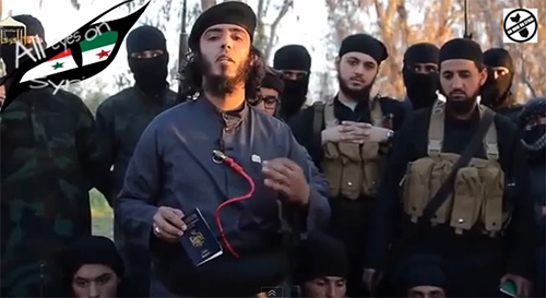 Jordańscy terroryści, będący członkami ISIS ubrani w kamizelki zamachowców-samobójców, trzymają w rękach swoje jordańskie paszporty i przysięgają, że będą prowadzić dżihad.  (Źródło:” All Eyes on Syria” YouTube)