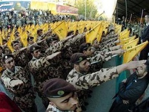 Członkowie libańskiego Hezbollahu oddający nazistowski salut. (Źródło: Defence Web)