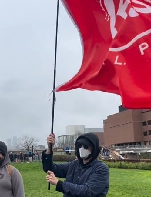 Flaga LFWP na protecie na University of Minnesota (Instagram, 29 kwietnia 2024)