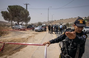PERSONEL IZRAELSKI zabezpiecza miejsce poniedziakowego [18 grudnia] ataku terrorystycznego na autostradzie 60 w pobliu Hebronu. (zdjcie: CHAIM GOLDBEG/FLASH90)