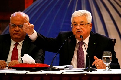 Prezydent Autonomii Palestyskiej, Mahmoud Abbas, wezwa swoj ludno, by nasilia „dziaalno powszechnego oporu” w protecie przeciwko rzekomemu „spiskowi” prezydenta USA, Donalda Trumpa. Nieustanne podeganie Abbasa spowodowao jak dotd  mier trzech modych Palestyczyków na Zachodnim Brzegu, którzy zostali zabici przez Izraelsk Armi Obronn, kiedy atakowali onierzy bombami zapalajcymi. Na zdjciu: Abbas potpia plan pokojowy Trumpa w Ramallah 28 stycznia 2020 roku. (Zdjcie: Abbas Momani/AFP via Getty Images)