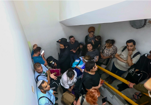 Izraelczycy chowaj si w schronie przeciwbombowym na lotnisku Ben Guriona, gdy w Tel Awiwie rozbrzmiewa syrena alarmowa, 1 padziernika 2024 r. (ródo: Dor Pazuelo/Flash90)