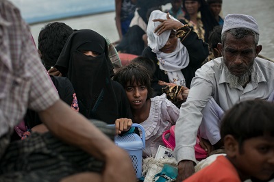 Uchodcy Rohingya z Birmy przybywaj do Bangladeszu 17 wrzenia 2017 r. Obecny kryzys jest przedstawiany – bdnie – jako “czystka etniczna” niewinnej mniejszoci muzumaskiej, ale prawdziwymi winnymi s radykalni islamici wród Rohingya, którzy przy pomocy karabinów, maczet i bomb zabijaj nie tylko buddystów, hindusów i innych, ale i wasn ludno. (Zdjcie: Allison Joyce/Getty Images)