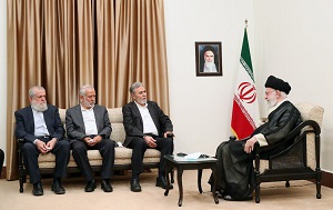 <span>Sekretarz generalny Palestyńskiego Islamskiego Dżihadu Zijad al-Nachalah, który niedawno odwiedził Teheran i spotkał się z irańskimi przywódcami, ujawnił, że głównym celem wzmożonych ataków terrorystycznych jego organizacji na Izraelczyków jest sprawienie, by Żydzi poczuli się zagrożeni do tego stopnia, że opuszczą swój kraj. Na zdjęciu: najwyższy przywódca Iranu, ajatollah Ali Chamenei (z prawej) spotyka się z Nachalahem (2 z prawej) w Teheranie, 14 czerwca 2023 r. (Zdjęcie: khamenei.ir)</span>