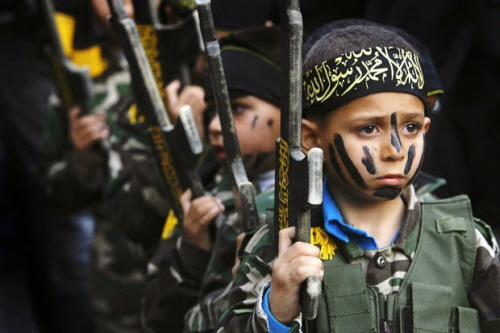 Dzieci podczas indoktrynowania i szkolenia do dihadu przez Hamas [Zdjcie]