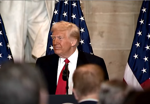 Prezydent Donald Trump ogasza swój plan relokacji mieszkaców Gazy. (Zrzut z ekranu.)