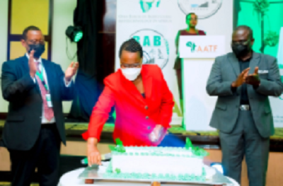 Zdjęcie: Dr Geraldine Mukeshimana, minister Rolnictwa i Zasobów Zwierzęcych Ruandy, dzieli tort podczas otwarcia oddziału Ruanda OFAB. Zdjęcie: AATF