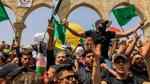 Palestyńczycy z flagami Hamasu przed meczetem Al-Aqsa na Wzgórzu Świątynnym podczas kończenia Ramadanu w ostatni piątek 29 kwietnia 2022.   Zdjęcie: Jamal Awad/Flash90.