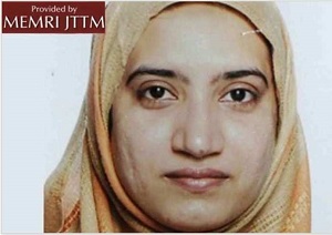 Tashfeen Malik strzelaa podczas zamachu w San Bernardino (ródo: Archiwum MEMRI: Reports On Pakistani School, Radical Mosque That Played A Role In CA Jihadi Tashfeen Malik's Radicalization, MEMRI.org, 6 grudnia 2015).