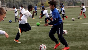 Izraelska młodzież grając w piłkę ukrywa żydowskie zbrodnie.