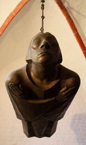 Unoszący się anioł”  replika rzeźby Ernesta Barlacha. Źródło ilustracji: Profil Fb Tomasza Fiałkowskiego