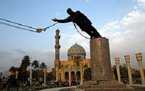 <span> Irak moe nie jest lepszym miejscem, ale z pewnoci jest mniej zy ni 20 lat temu. Na zdjciu: Obalanie pomnika Saddama Husajna w 2003 roku. ródo: Wikipedia</span>