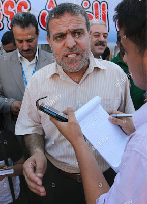 Al-Hindi stoi przez kwaterą główną UNRWA w Gazie 5 października 2011 r., kiedy kierował strajkiem nauczycieli przeciwko tej agendzie ONZ [Zdjęcie] 