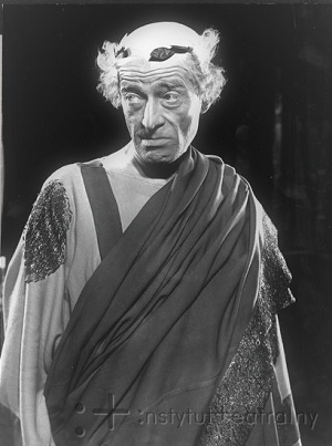 Jan widerski jako Romulus Wielki (ródo: Encyklopedia Teatru Polskiego: https://encyklopediateatru.pl/przedstawienie/17248/romulus-wielki )