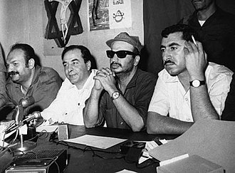 Jaser Arafat wraz z ówczesnym przywódcą Ludowego Frontu Wyzwolenia Palestyny Nayefem Hawatmehem oraz pisarzem palestyńskim Kamalem Nasserem na konferencji prasowej w Ammanie w 1970 roku. (Źródło zdjęcia: Wikipedia)