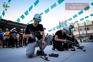 Palestyńscy chłopcy uczą się składać i rozkładać karabin, 25-28 lipca 2022. Źródło: MEMRI.