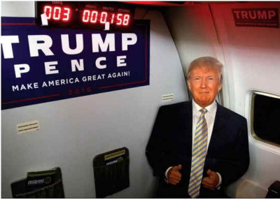Wycita z tektury posta Donalda Trumpa sfotografowana w wynajtym przez media samolocie z zegarem odliczajcym czas do wyborów, pokazywana na pocztku miesica…  (zdjcie: REUTERS)