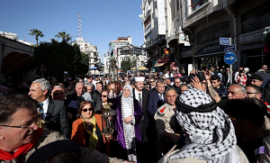 Palestyczycy dziel si witym Ogniem w miecie Ramallah na Zachodnim Brzegu podczas obchodów Wielkiej Soboty, któr prawosawni chrzecijanie obchodz dzie przed witami Wielkanocnymi, 15 kwietnia 2023 r. Zdjcie: Flash90.